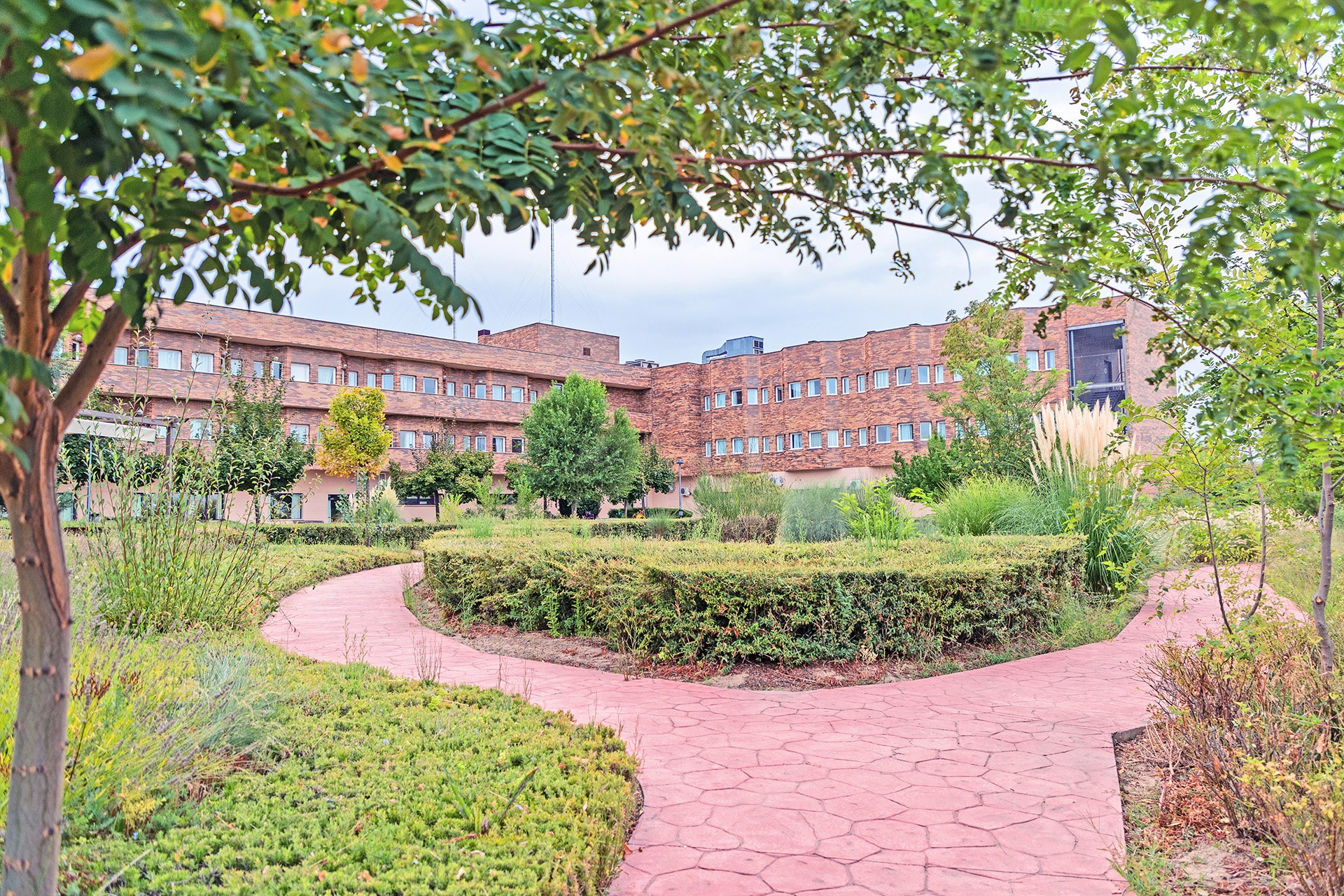 Villanueva de la Canada residencia jardines